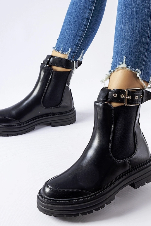 Mustad poolsaapad dekoratiivse lukuga...