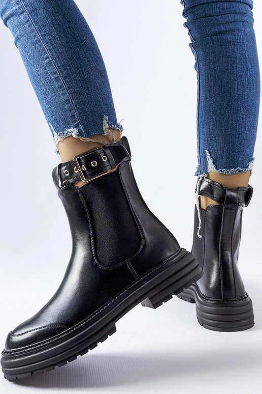 Mustad poolsaapad dekoratiivse lukuga...