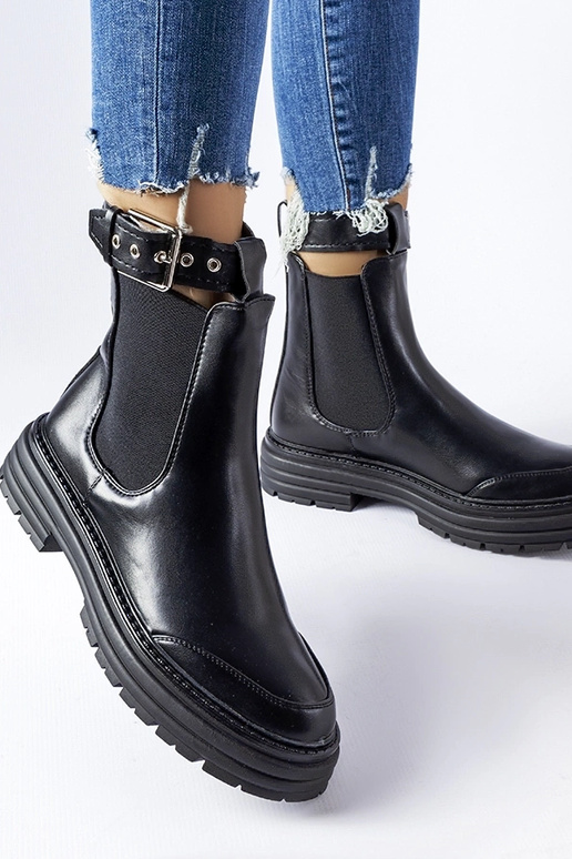 Mustad poolsaapad dekoratiivse lukuga...