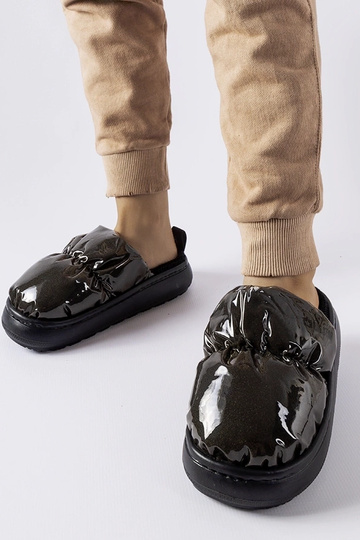 Mustad isoleeritud sussid...