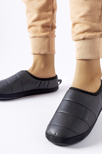 Mustad isoleeritud sussid...