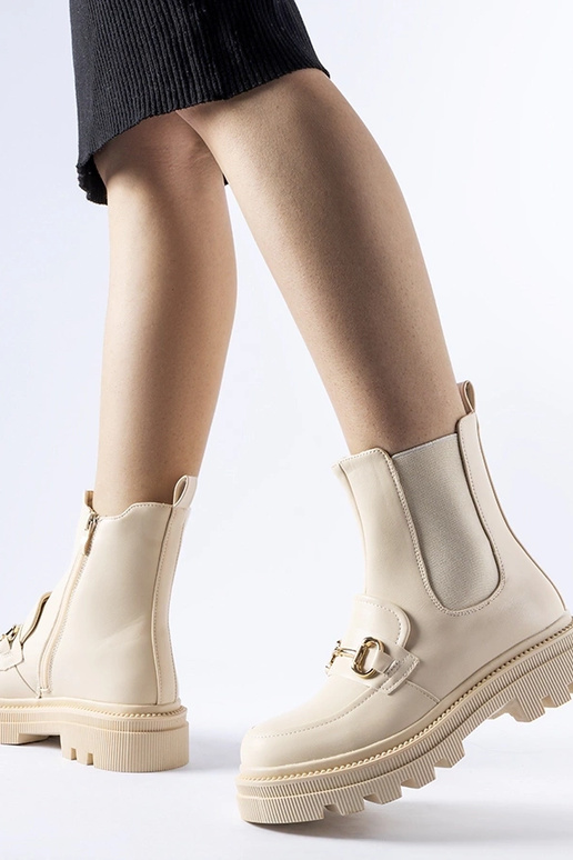 Beežid poolsaapad, millel on nähtav...