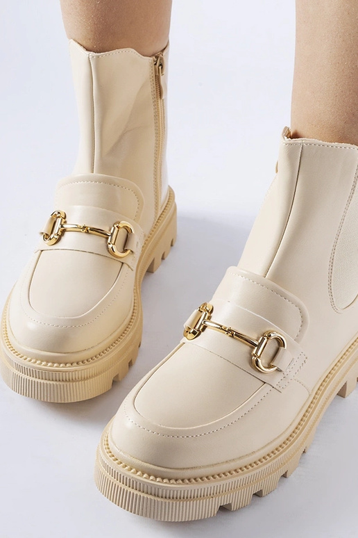 Beežid poolsaapad, millel on nähtav...