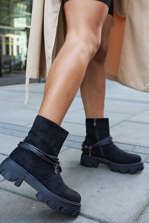 Mustad jalatsid dekoratiivse rihmaga,...