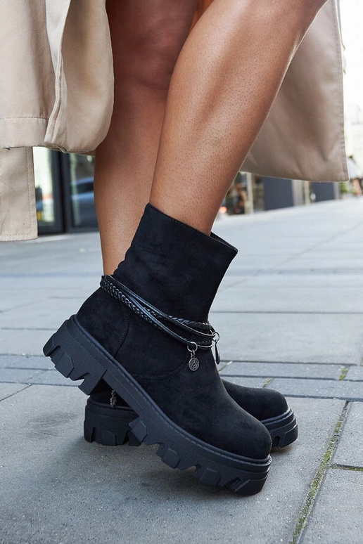 Mustad jalatsid dekoratiivse rihmaga,...