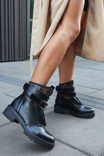 Mustad poolsaapad...