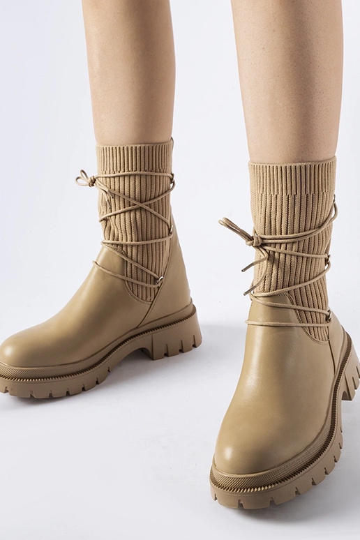 Lipsudega beežid sokisaapad Eliot