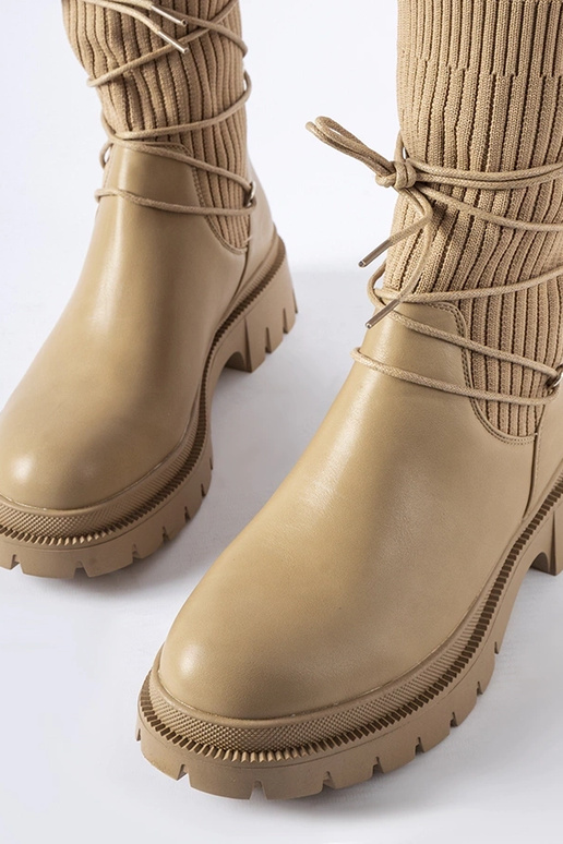 Lipsudega beežid sokisaapad Eliot