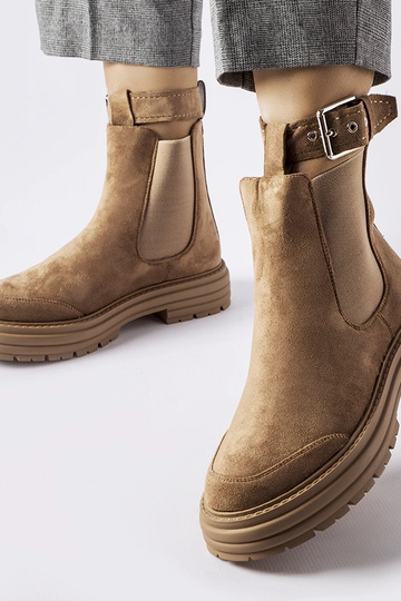 Pruunid poolsaapad...