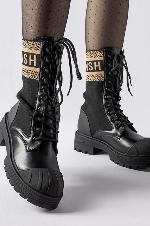 Mustad sokisaapad pruuni kirjaga Daria