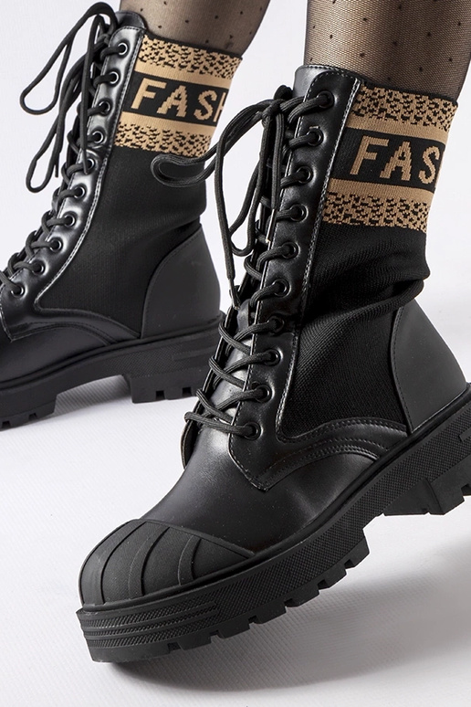 Mustad sokisaapad pruuni kirjaga Daria