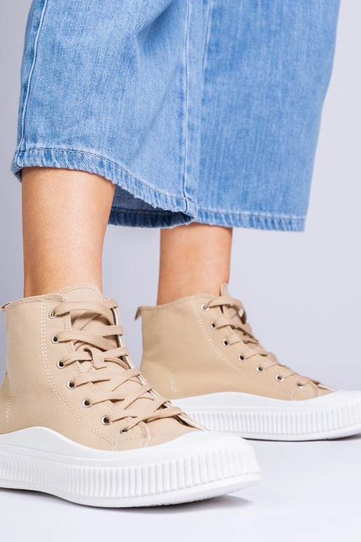 Tumedad kuldsed kingad platvormil,...