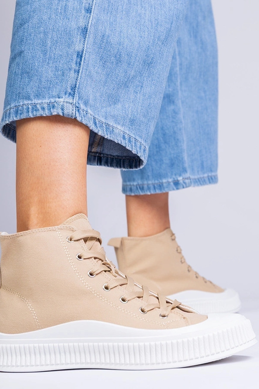 Tumedad kuldsed kingad platvormil,...