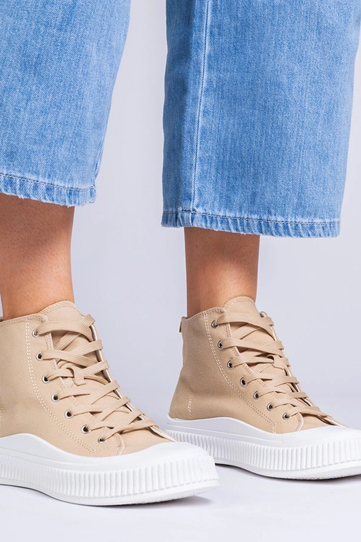 Tumedad kuldsed kingad platvormil,...