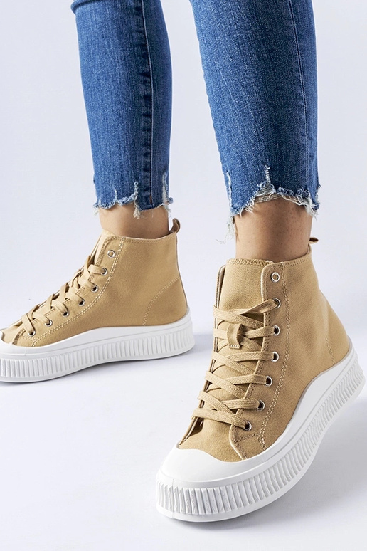 Tumedad kuldsed kingad platvormil,...