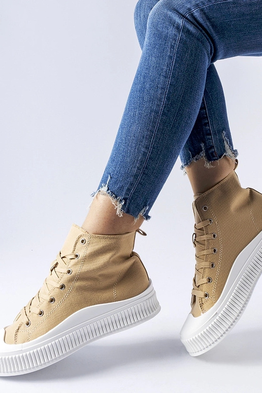 Tumedad kuldsed kingad platvormil,...