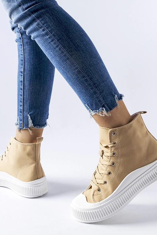 Tumedad kuldsed kingad platvormil,...