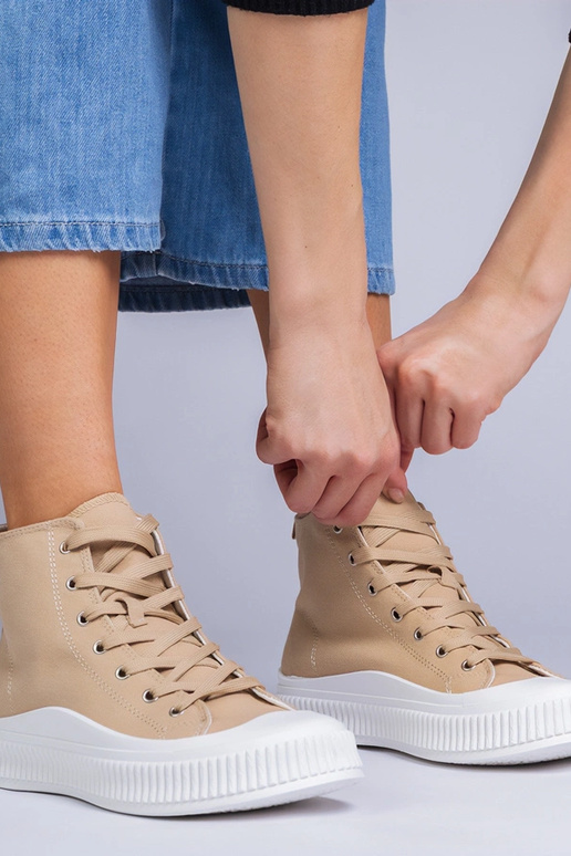 Tumedad kuldsed kingad platvormil,...