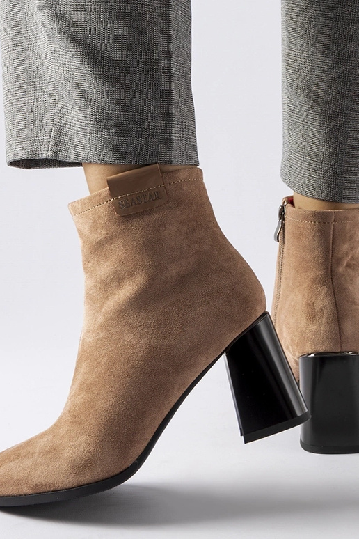 Kuldse värvi elegantsed saapad...