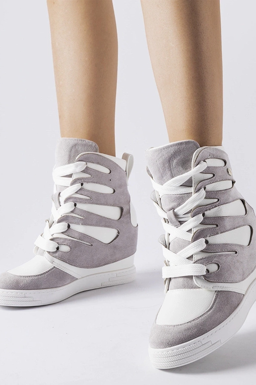 Valge-hallid spordijalatsid...