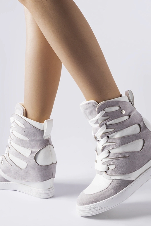 Valge-hallid spordijalatsid...