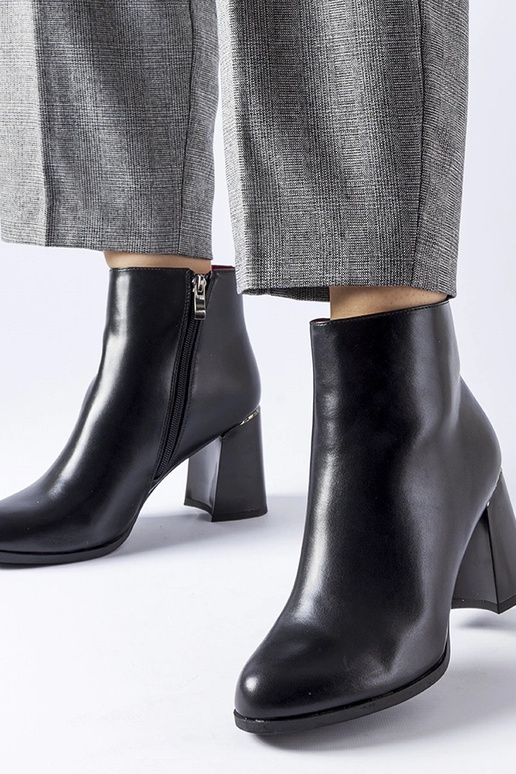 Mustad soojustatud poolsaapad...