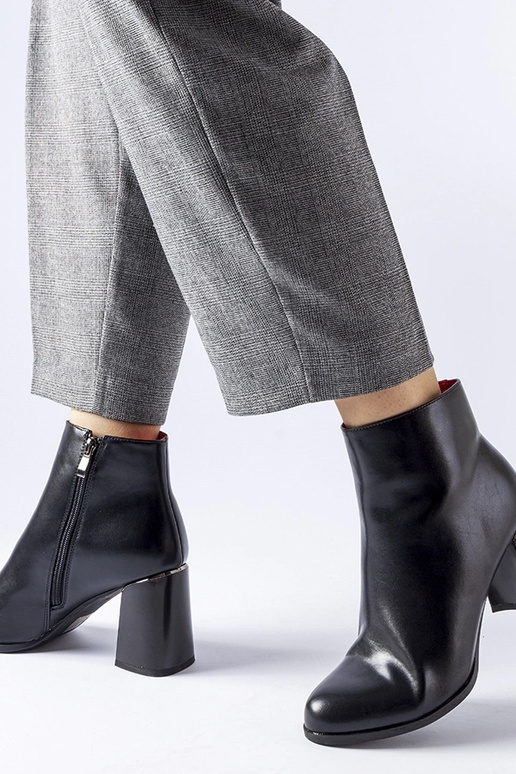 Mustad soojustatud poolsaapad...