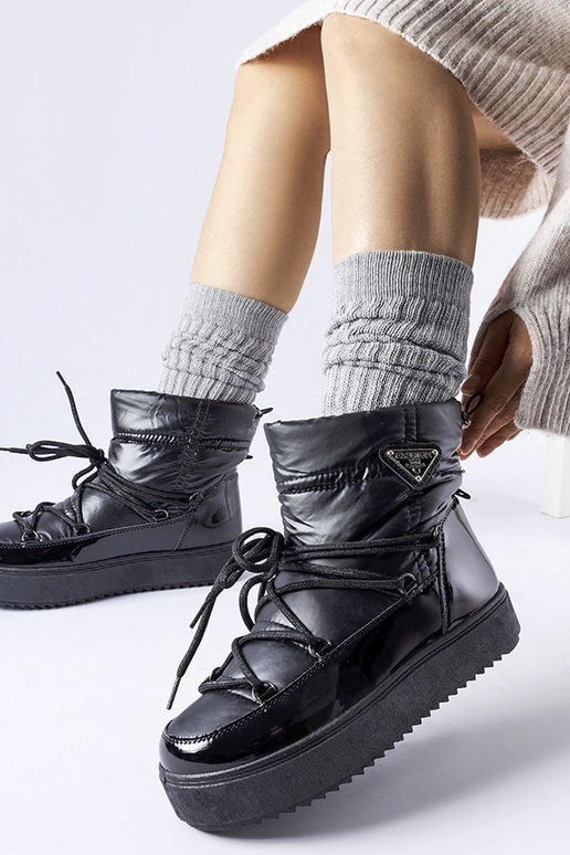 Mustad isoleeritud lumesaapad...