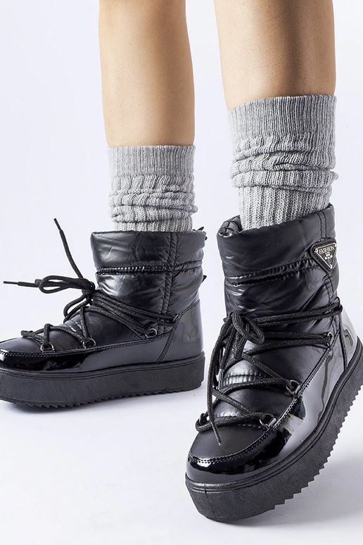 Mustad isoleeritud lumesaapad...