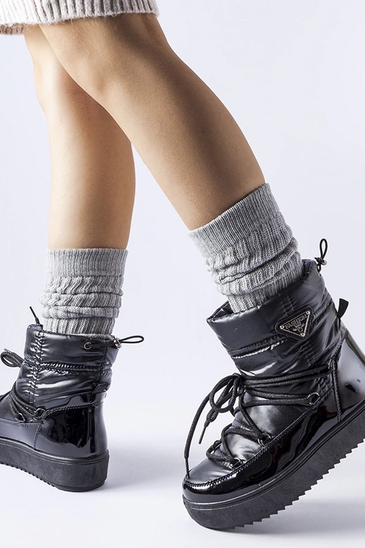 Mustad isoleeritud lumesaapad...