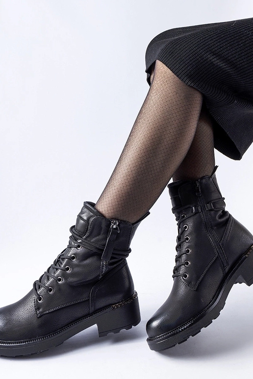 Mustad poolsaapad dekoratiivse lukuga...