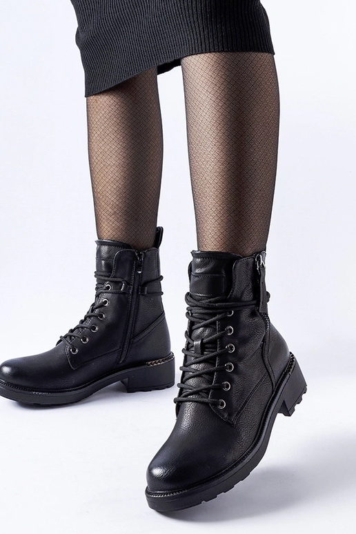 Mustad poolsaapad dekoratiivse lukuga...