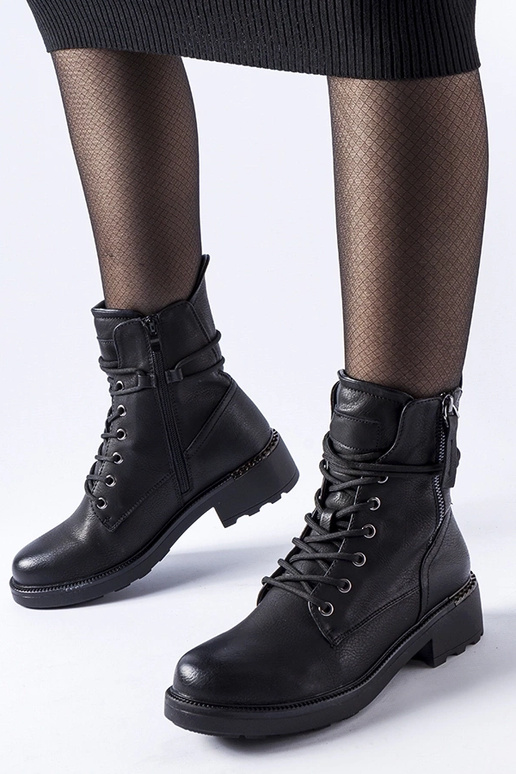 Mustad poolsaapad dekoratiivse lukuga...