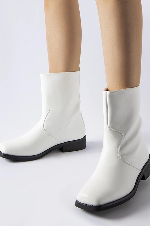 Valged isoleeritud poolsaapad...