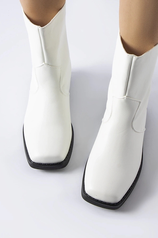 Valged isoleeritud poolsaapad...