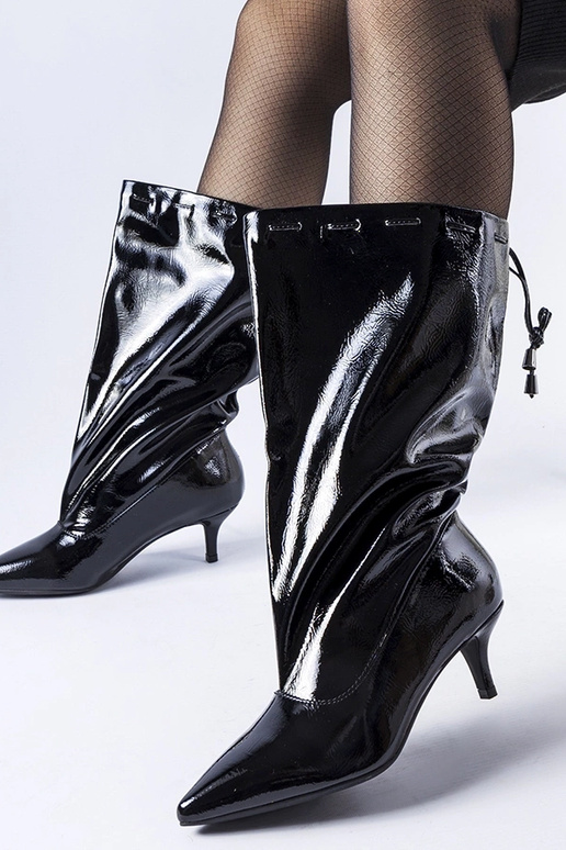 Mustad madala kontsaga saapad Clinton