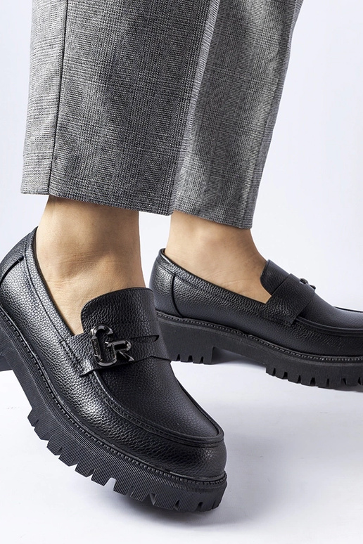 Mustad klassikalised mokasiinid...