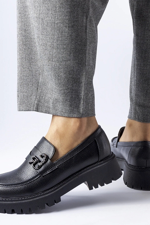 Mustad klassikalised mokasiinid...