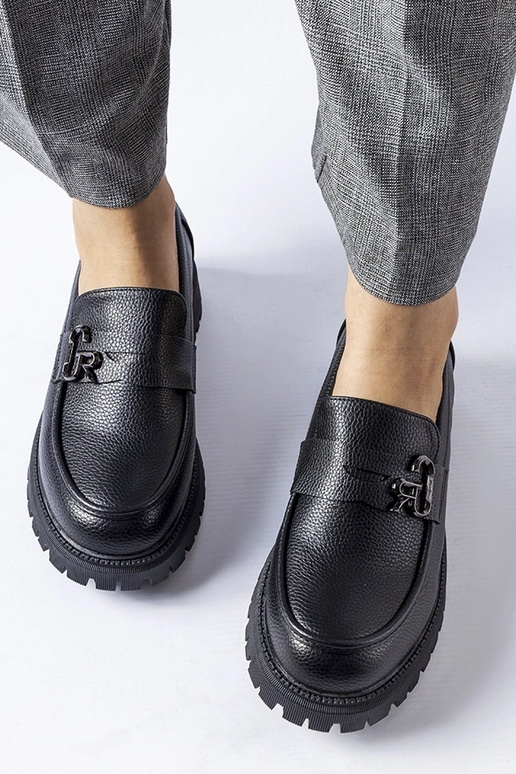 Mustad klassikalised mokasiinid...