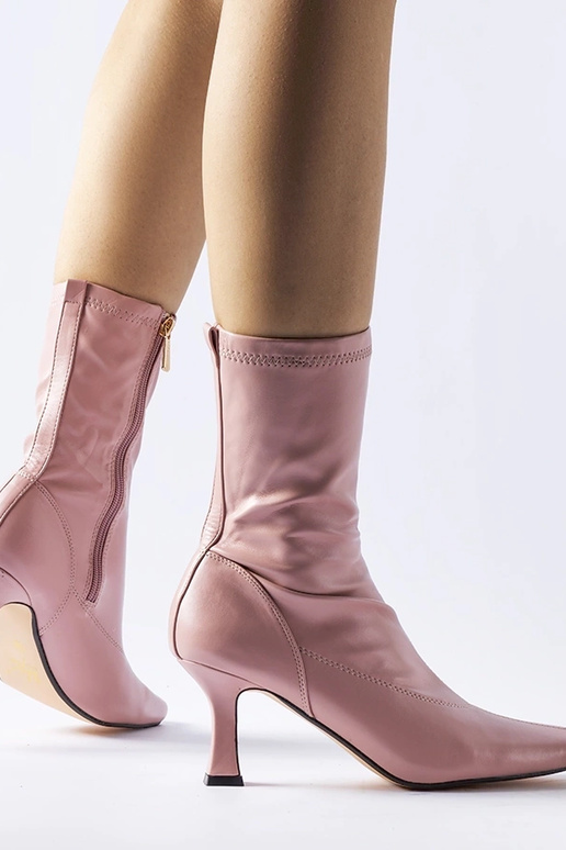 Roosad madala kontsaga poolsaapad...