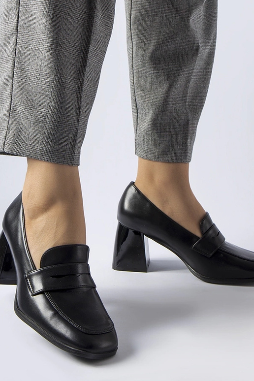 Mustad lakknahast pumbad Beroide