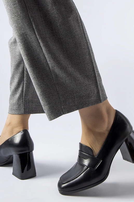 Mustad lakknahast pumbad Beroide