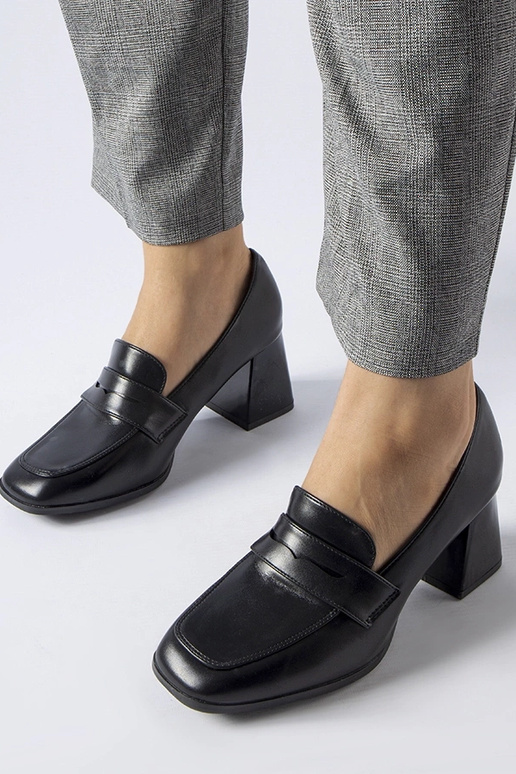 Mustad lakknahast pumbad Beroide