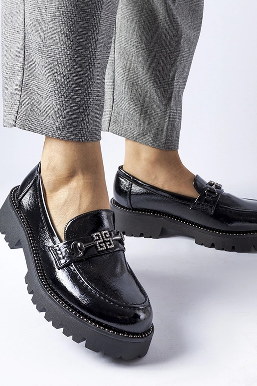 Mustad lakitud mokasiinid...