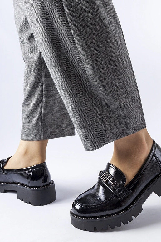 Mustad lakitud mokasiinid...