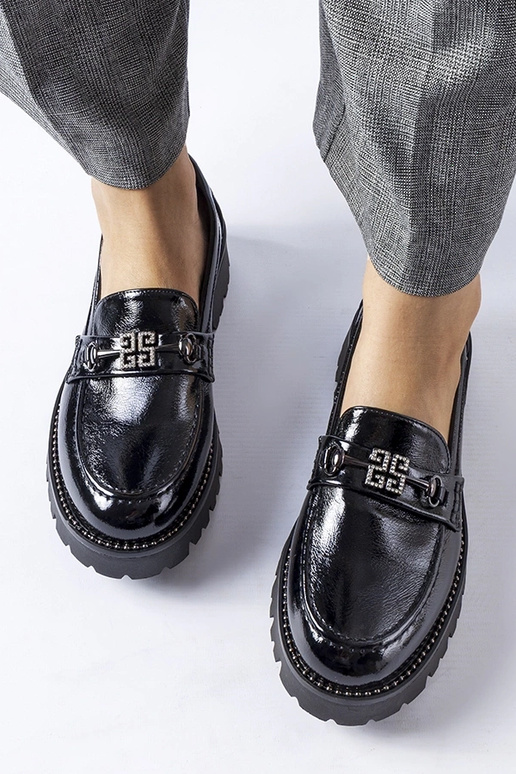 Mustad lakitud mokasiinid...