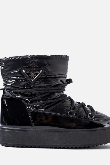 Mustad lakitud talvesaapad...