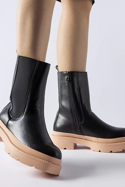 Heleroosa tallaga mustad poolsaapad...