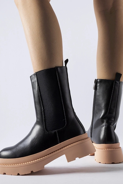 Heleroosa tallaga mustad poolsaapad...