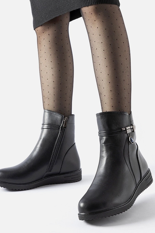 Nola mustad sooja voodriga botid...